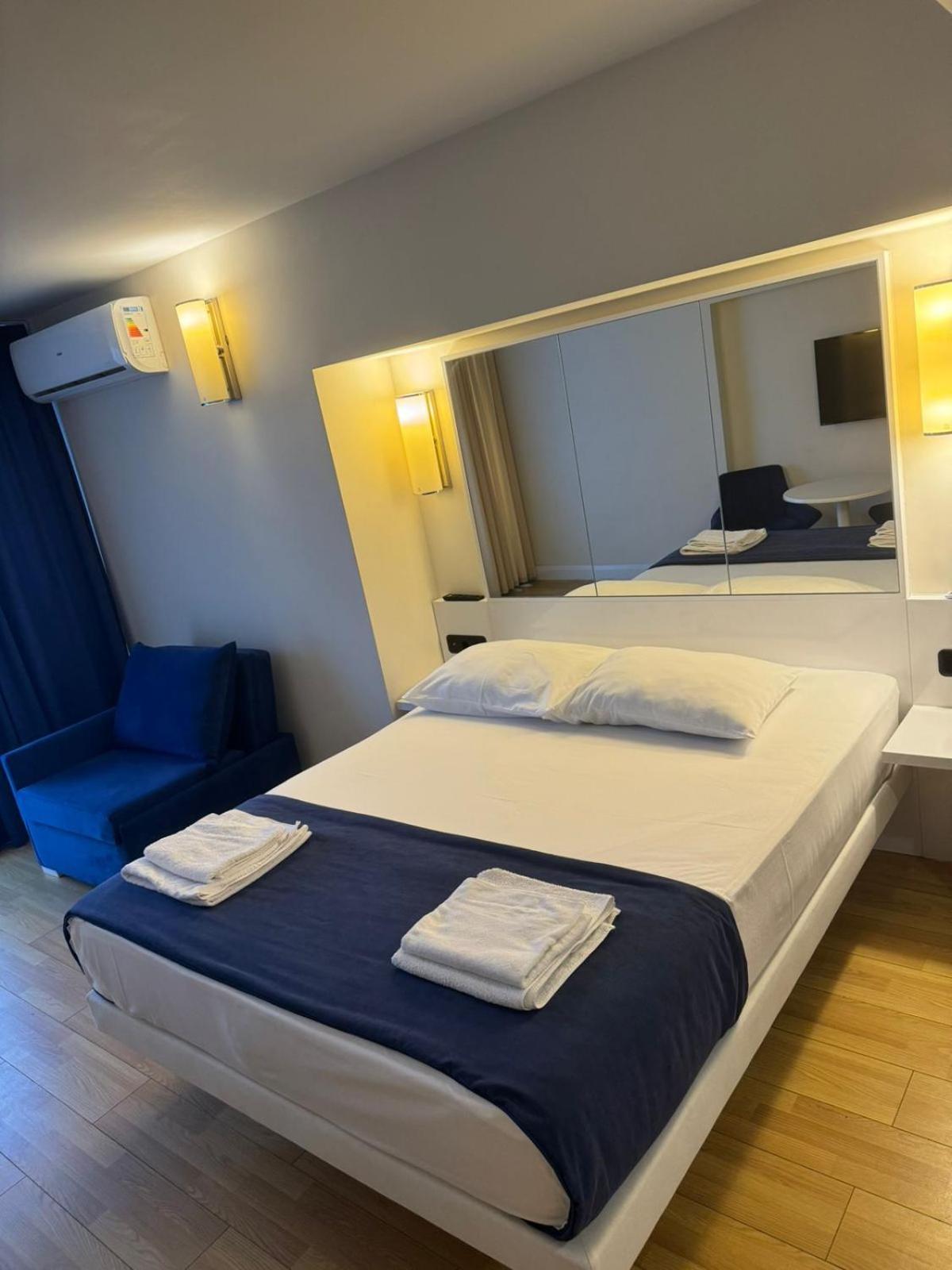 Lux Apart Hotel 555 Batumi Phòng bức ảnh