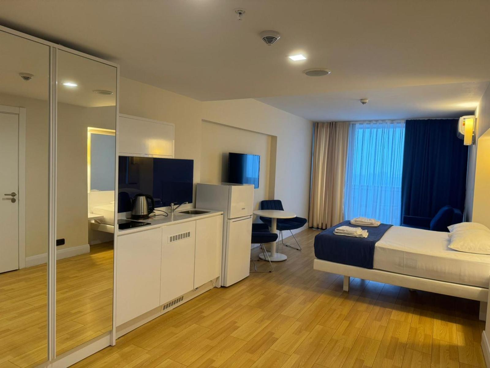 Lux Apart Hotel 555 Batumi Phòng bức ảnh