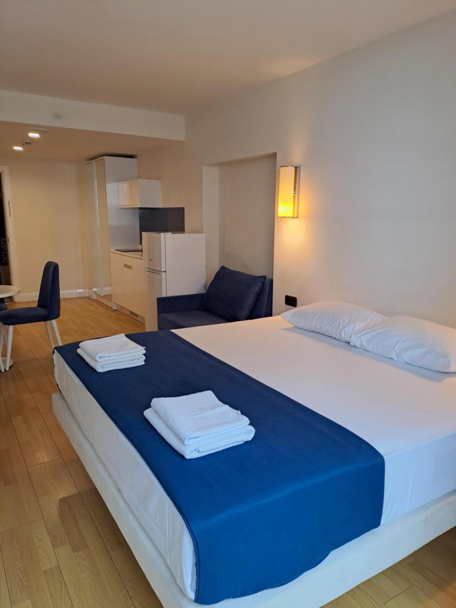 Lux Apart Hotel 555 Batumi Phòng bức ảnh