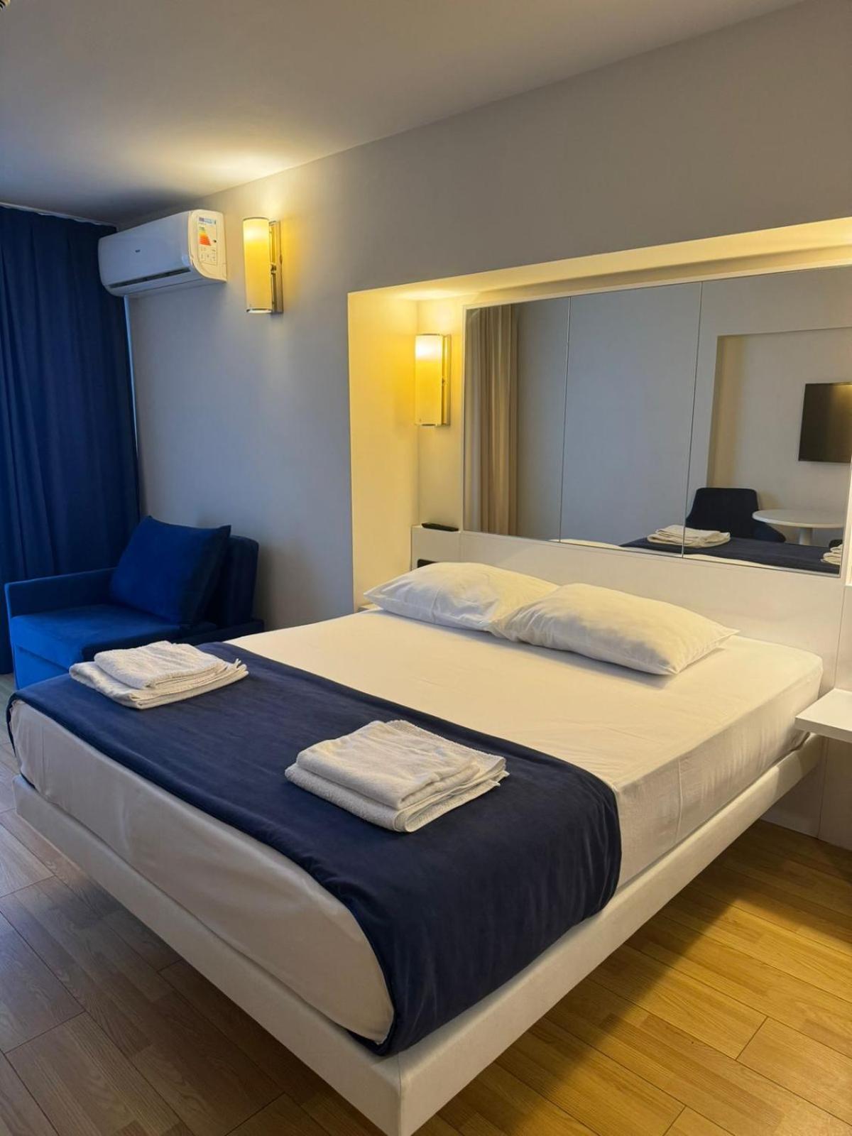 Lux Apart Hotel 555 Batumi Phòng bức ảnh