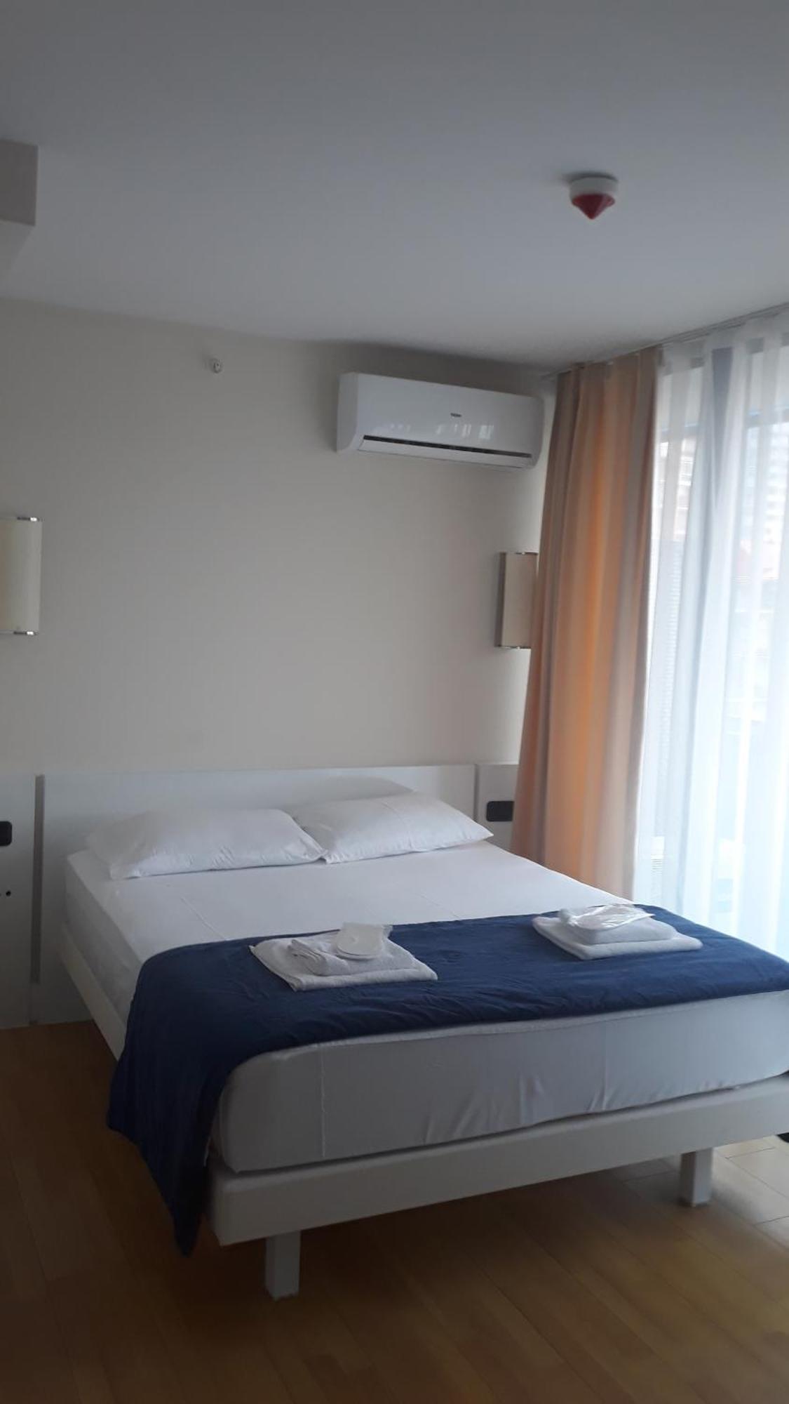 Lux Apart Hotel 555 Batumi Phòng bức ảnh